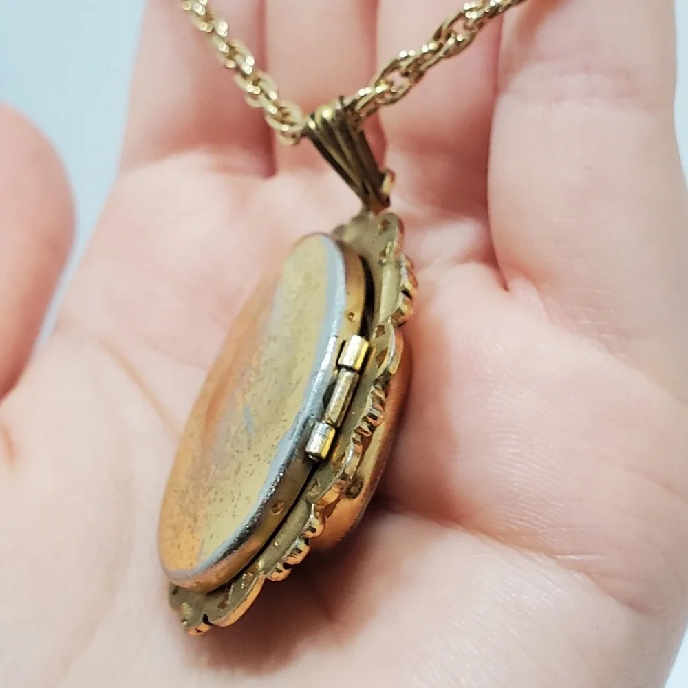 Vintage Beige & White Oval Cameo Locket Gold Tone Chain Victorian Style Necklace